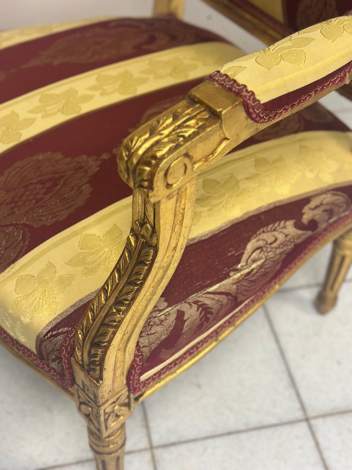 Poltrona Napoleone III in legno intagliato e dorato