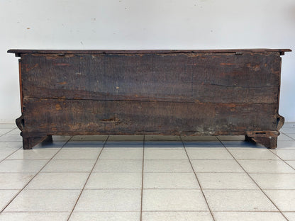 Cassapanca lombarda bresciana scolpita  inizio 600