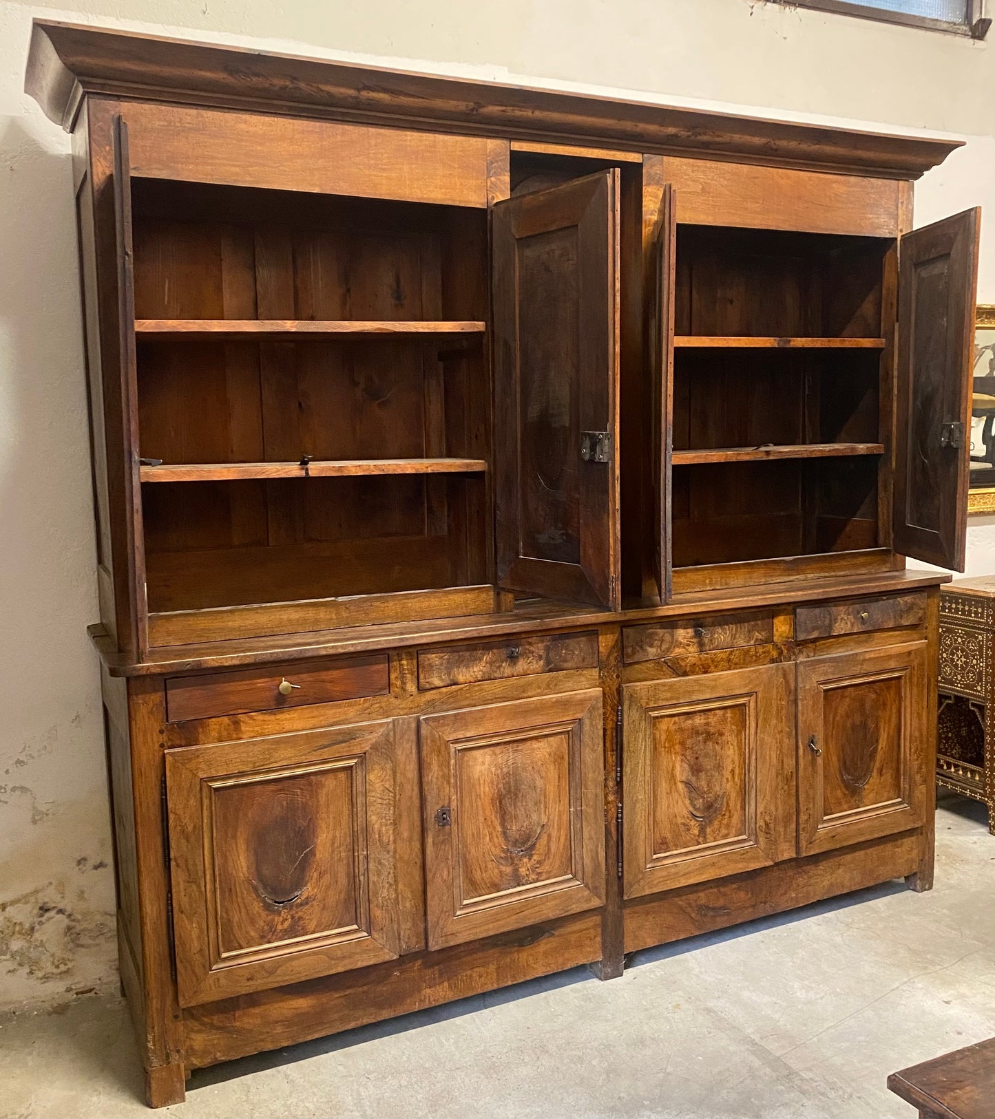 Credenza libreria con alzata noce . Fine XVIII secolo
