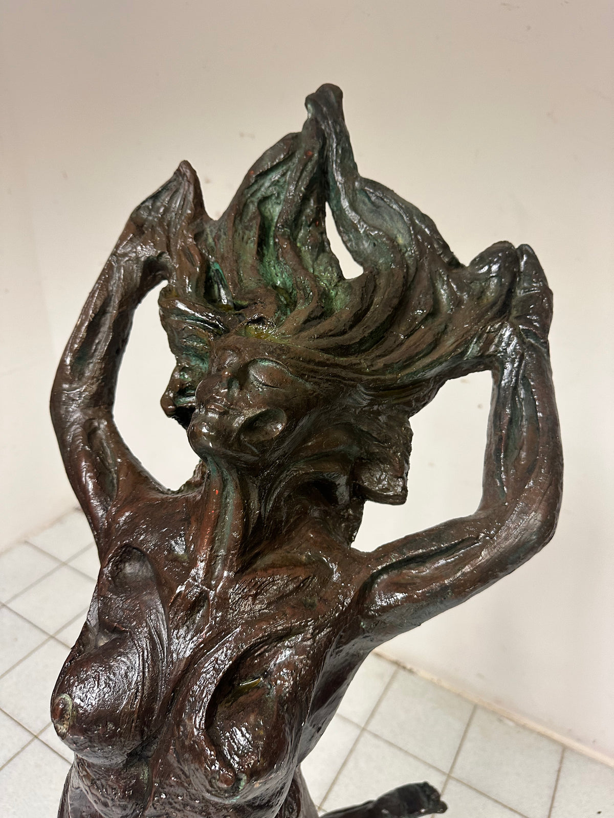 Scultura in bronzo patinato Fanciulla al vento . XX secolo altezza 174 cm