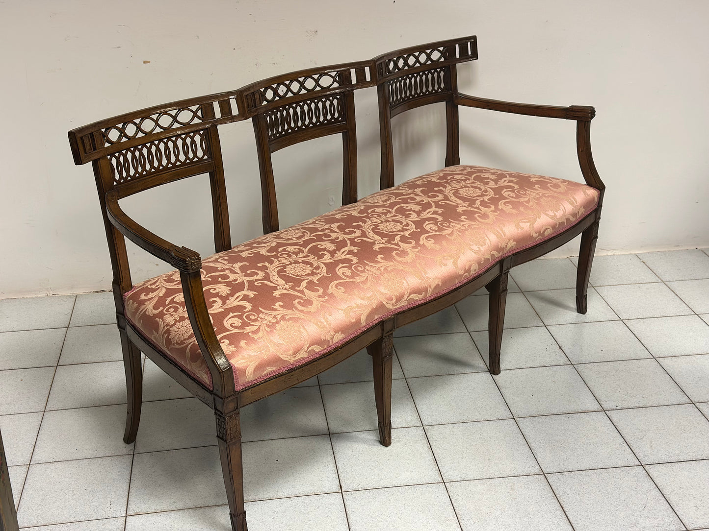 Divano Luigi XVI in noce.  Venezia fine 700