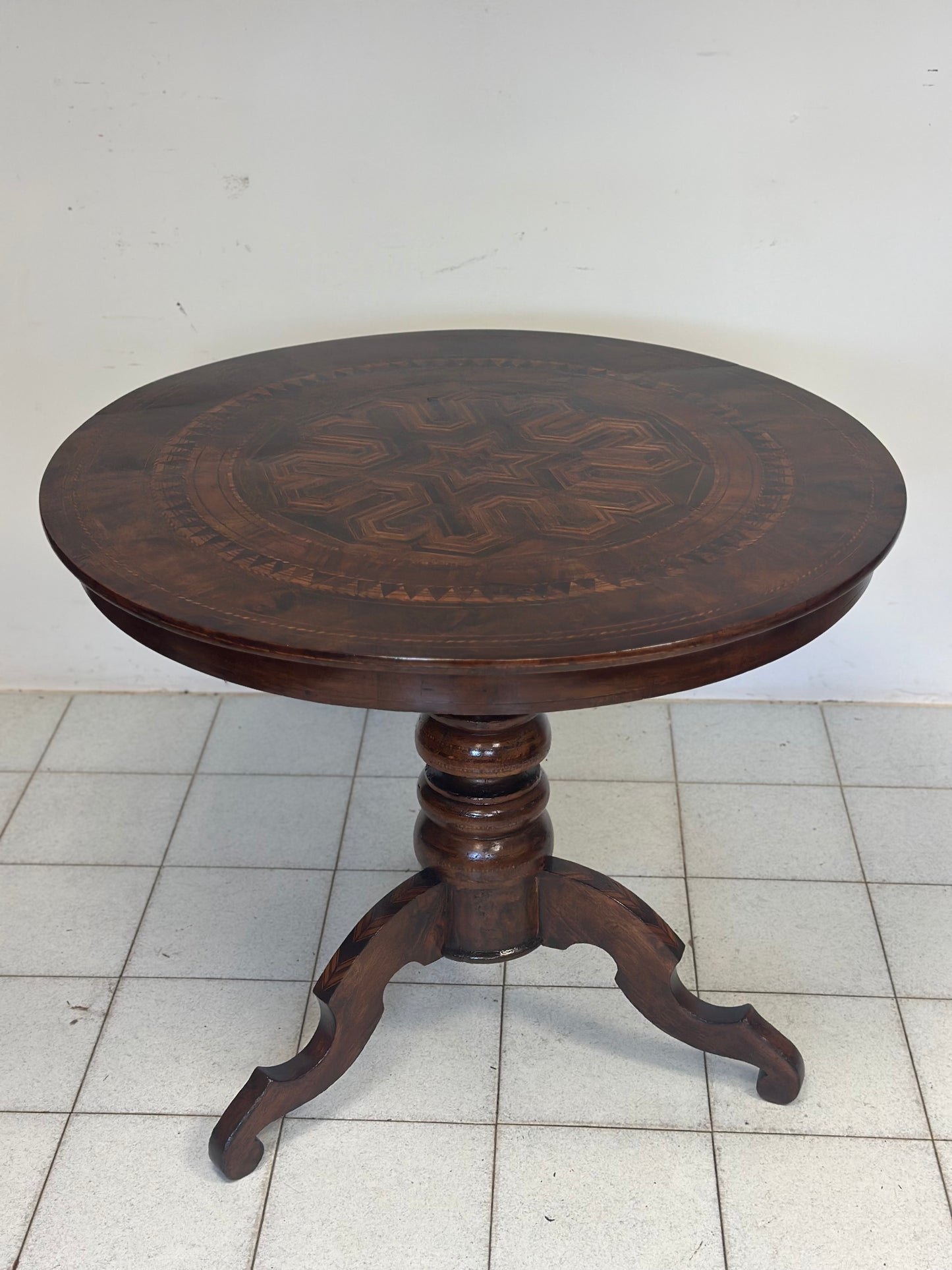 Tavolino-Rolo -intarsiato rotondo seconda metà 1800