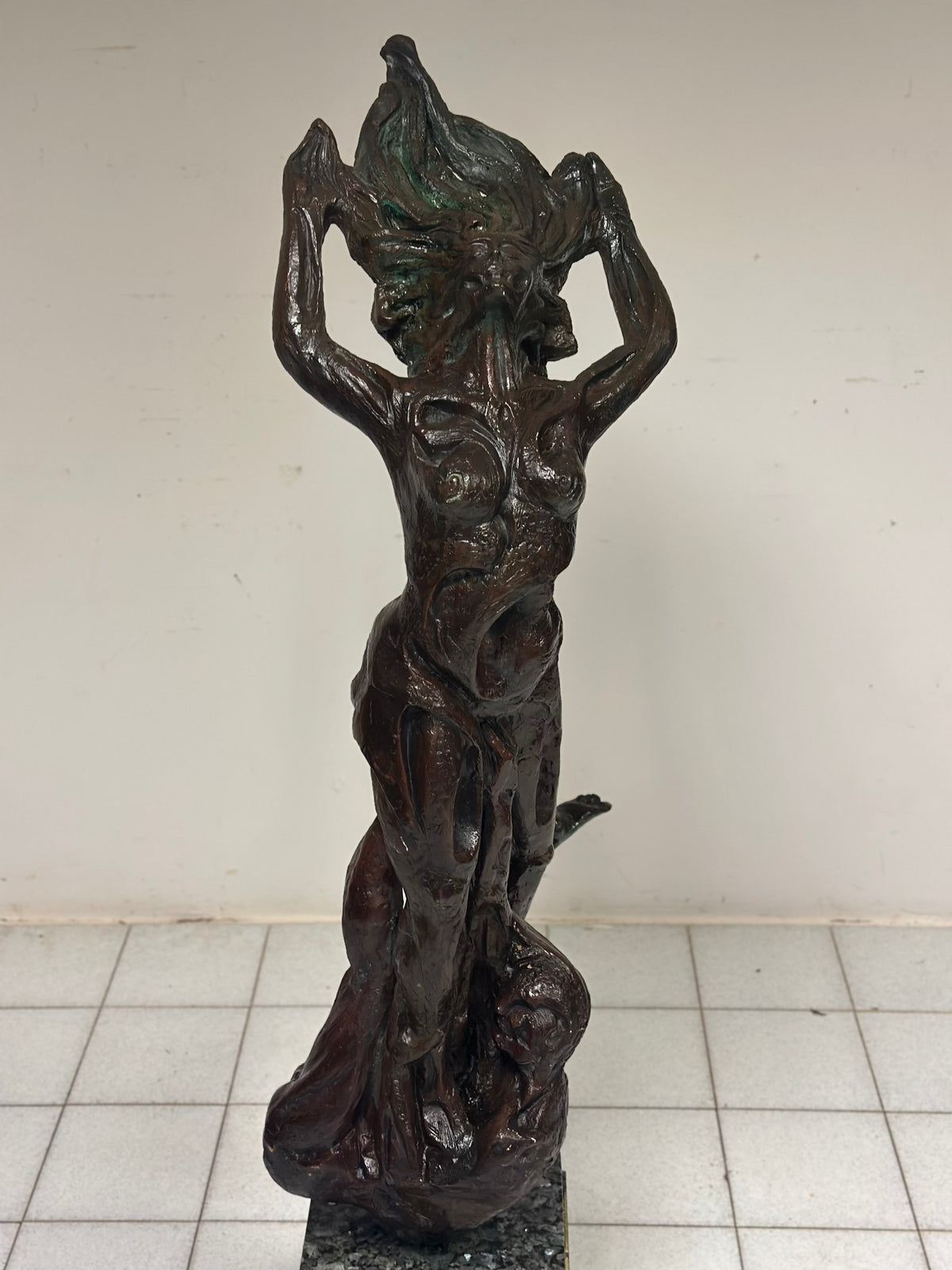 Scultura in bronzo patinato Fanciulla al vento . XX secolo altezza 174 cm