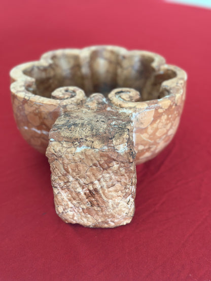 Acquasantiera con forma a conchiglia fine 800 marmo rosso Verona