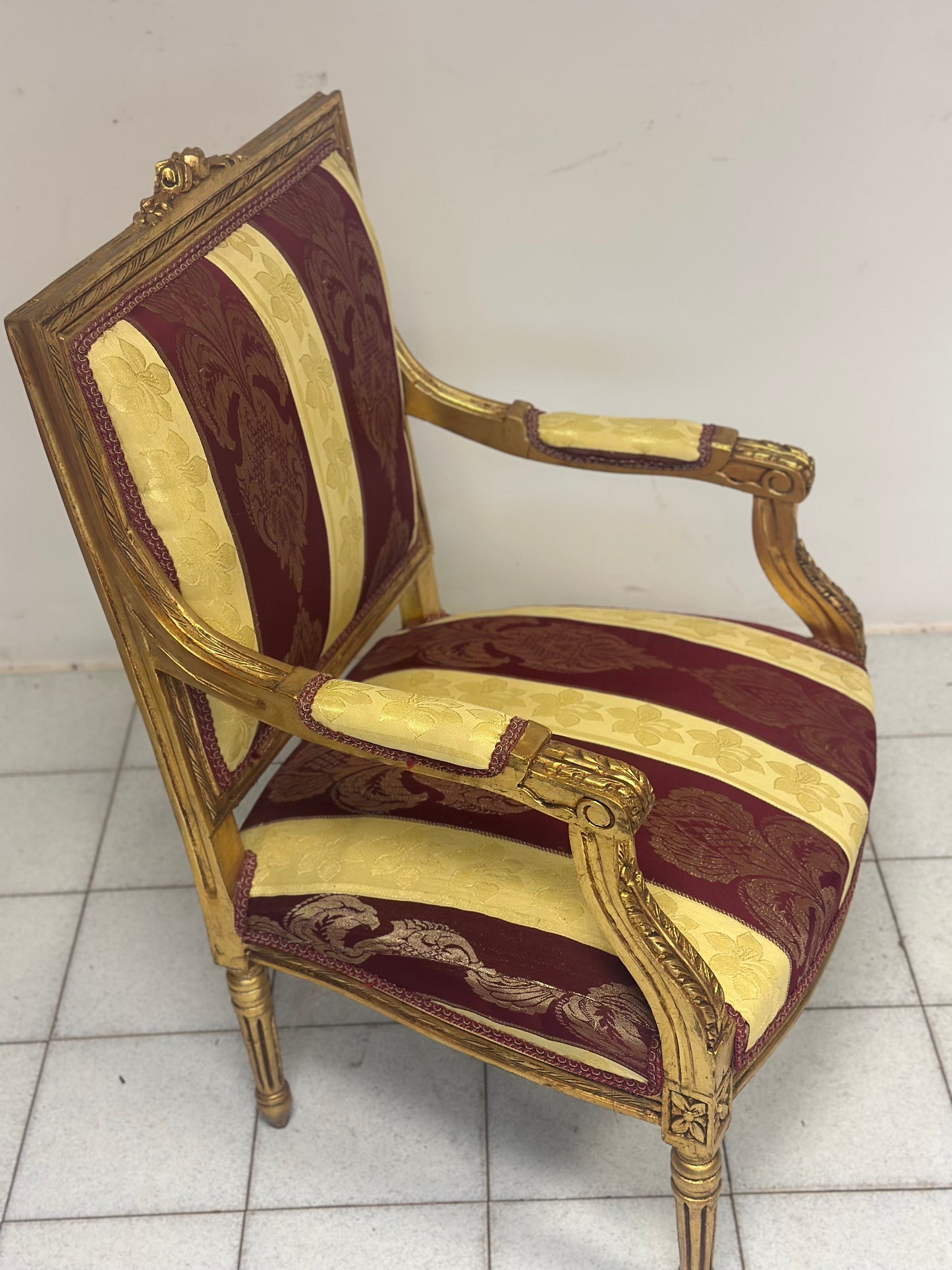 Poltrona Napoleone III in legno intagliato e dorato