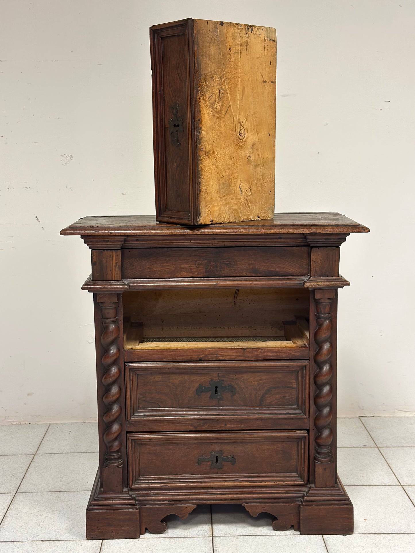 Cassettone Comodino Barocco luigi XIV . Toscana XVII secolo
