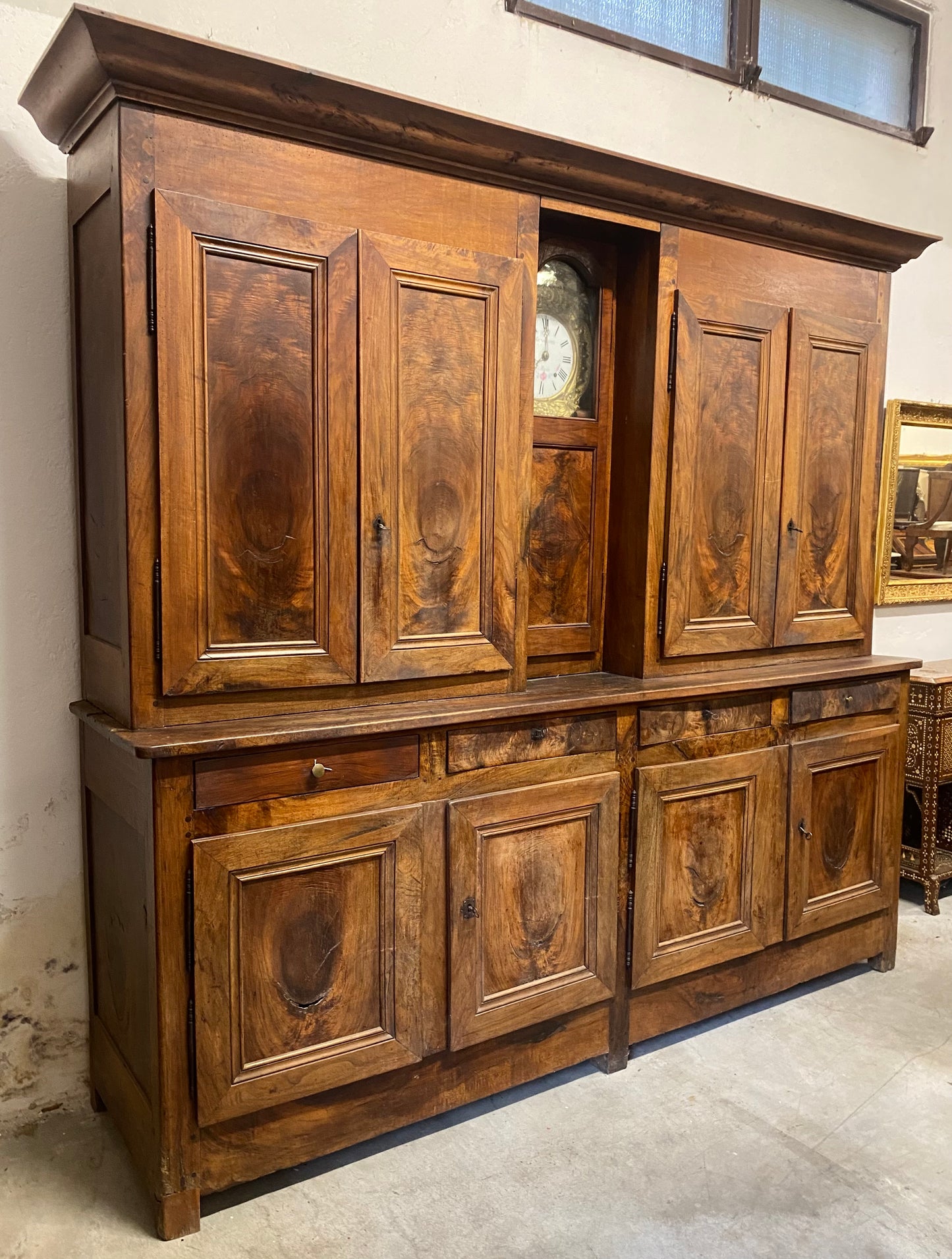 Credenza libreria con alzata noce . Fine XVIII secolo