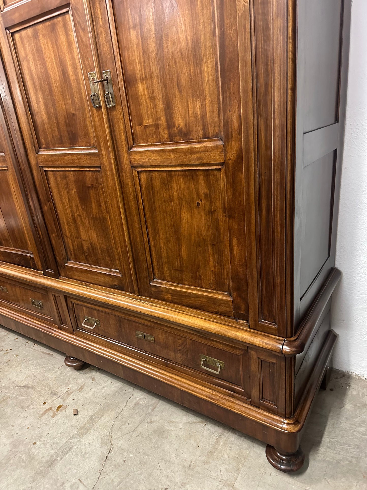 Armadio Carlo X quattro porte lombardo noce .  Milano prima metà 800