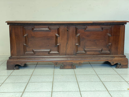 Walnut chest. Reggio Emilia 17th century