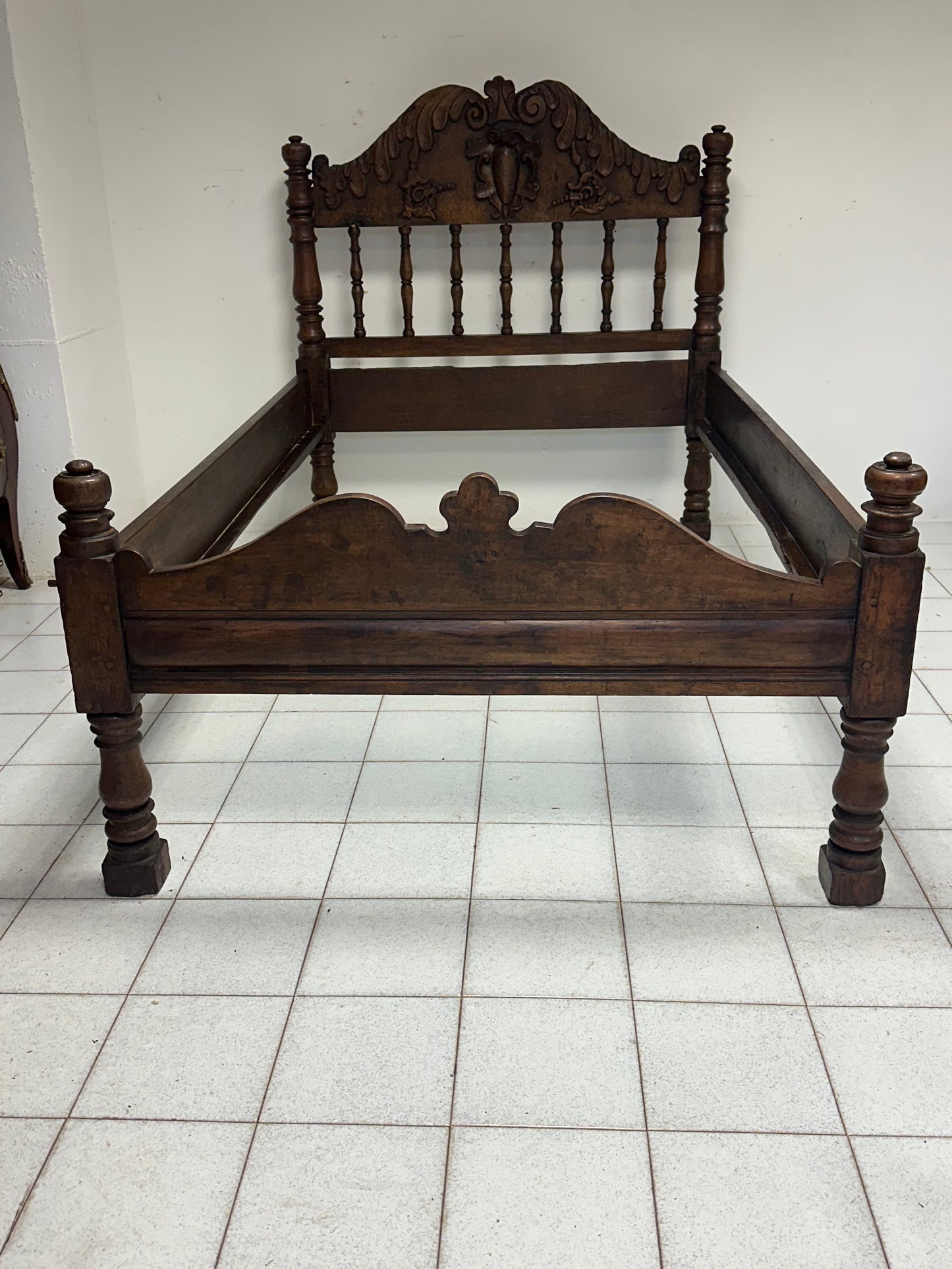 Letto lombardo Luigi XIV in noce . Epoca 600