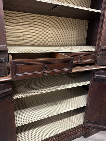 Credenza doppio corpo . Emilia Modena Bologna prima metà dell’ 600