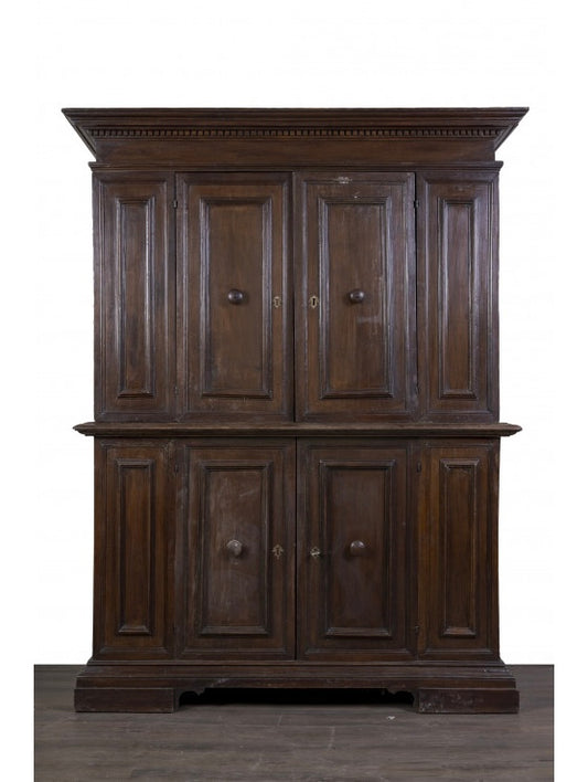 Credenza doppio corpo . Emilia Modena Bologna prima metà dell’ 600