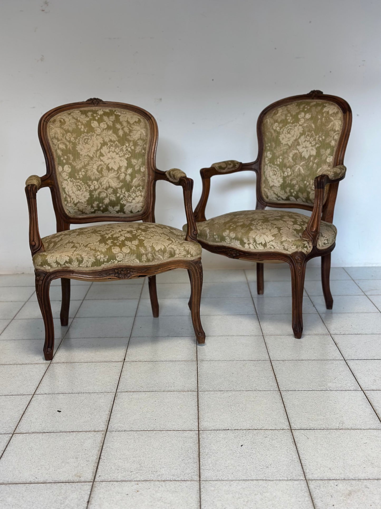 Coppia di poltroncine Luigi Filippo in noce.  XIX secolo