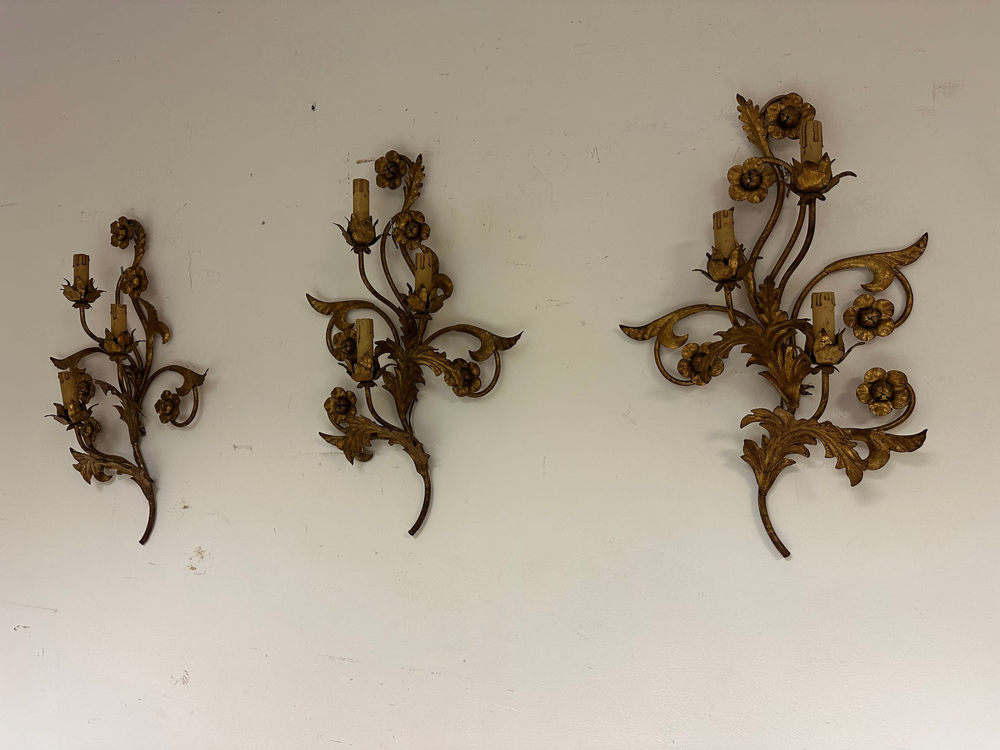 Tre appliques in metallo dorato a motivi floreali.   XIX secolo
