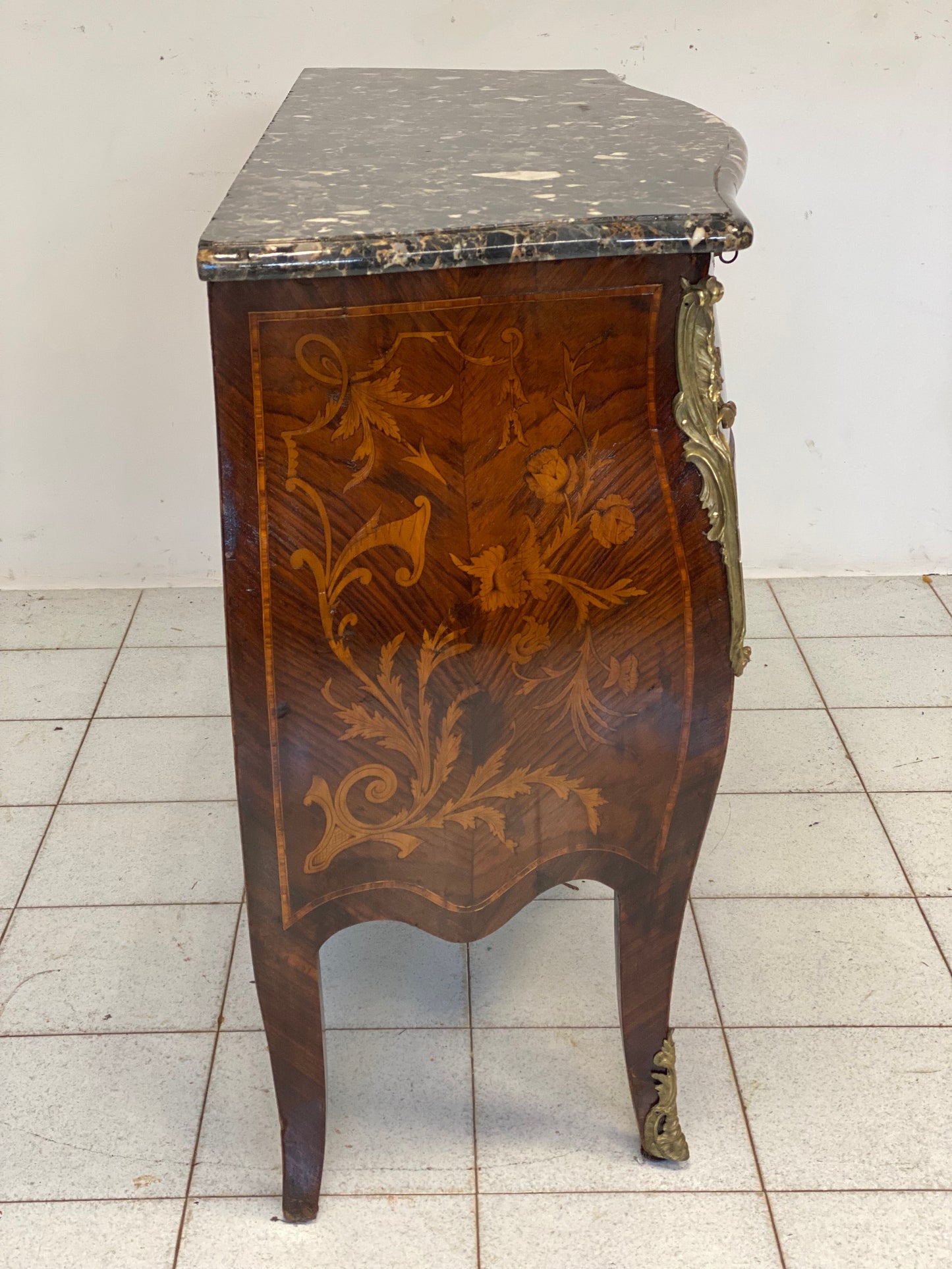 Cassettone
bombato fronte e fianchi Napoleone III   800 restauro eseguito