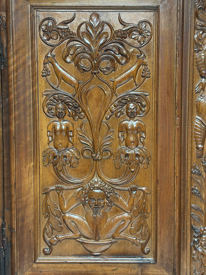 Credenza doppio corpo scolpita . Lombardia XVII secolo