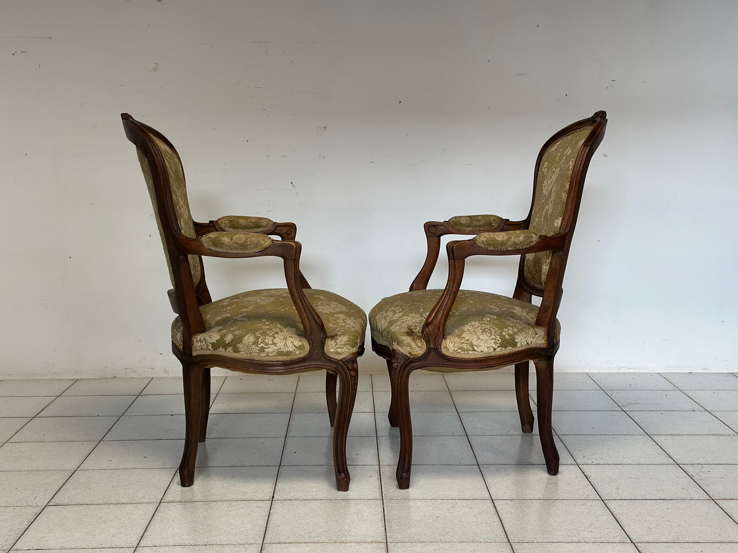 Coppia di poltroncine Luigi Filippo in noce.  XIX secolo