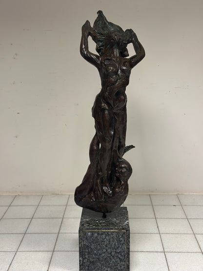 Scultura in bronzo patinato Fanciulla al vento . XX secolo altezza 174 cm