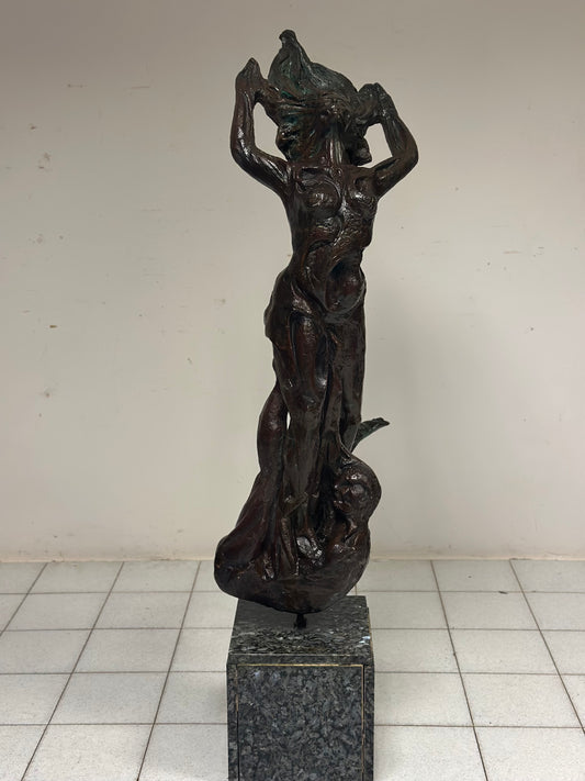 Scultura in bronzo patinato Fanciulla al vento . XX secolo altezza 174 cm