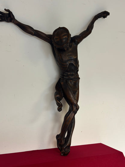 Scultura in legno intagliato essenza legno di tiglio raffigurante il Cristo crocifisso . Milano prima metà dell'800.
