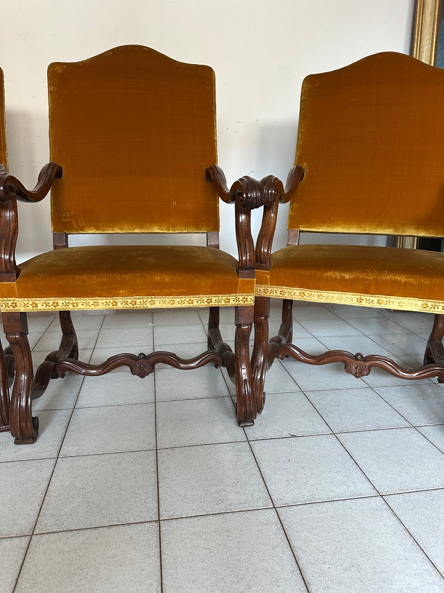 Gruppo di quattro troni  a ossa di montone . Lombardia fine
600