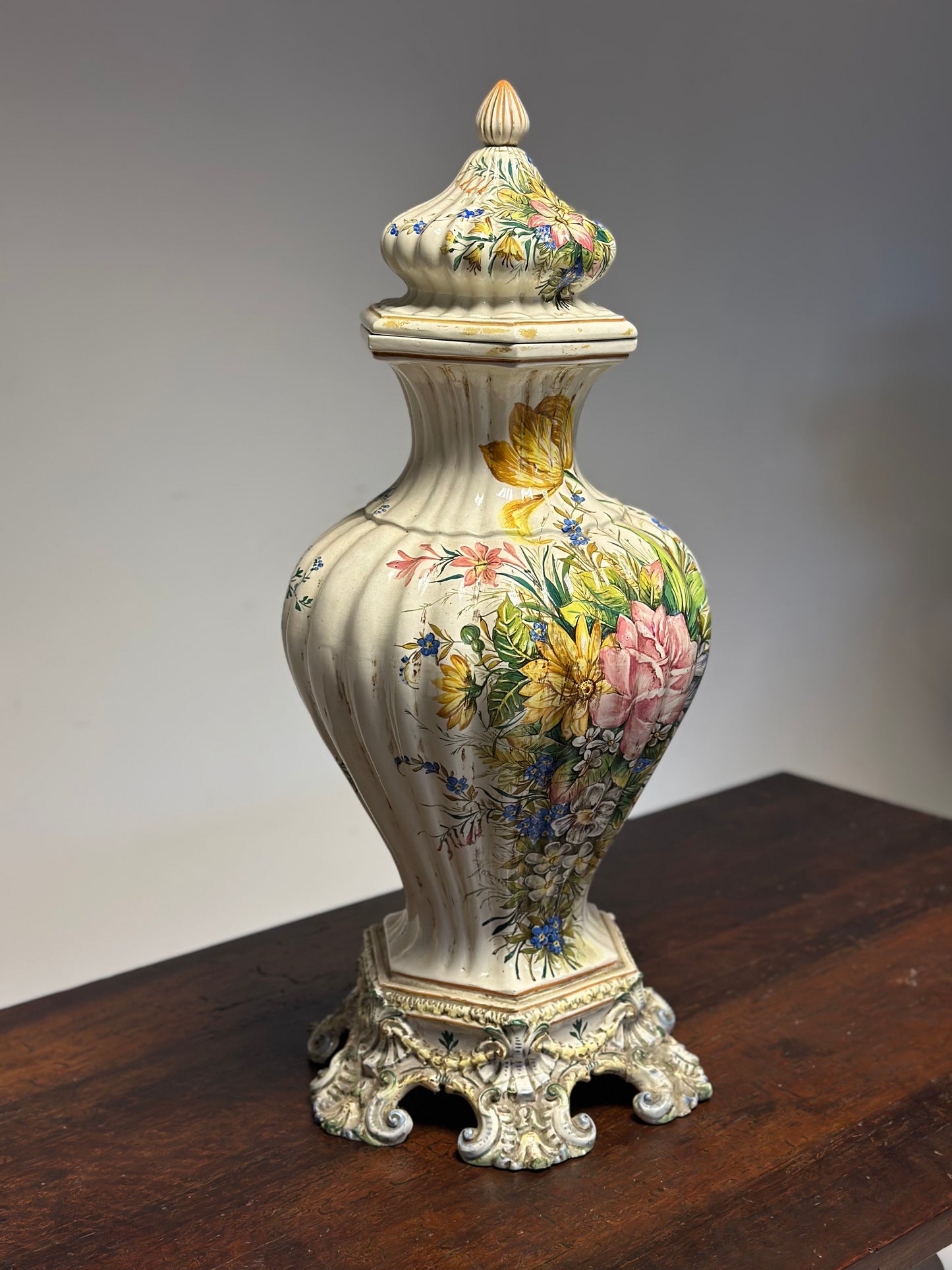 Vaso in maiolica dipinta . Bassano inizio XX secolo