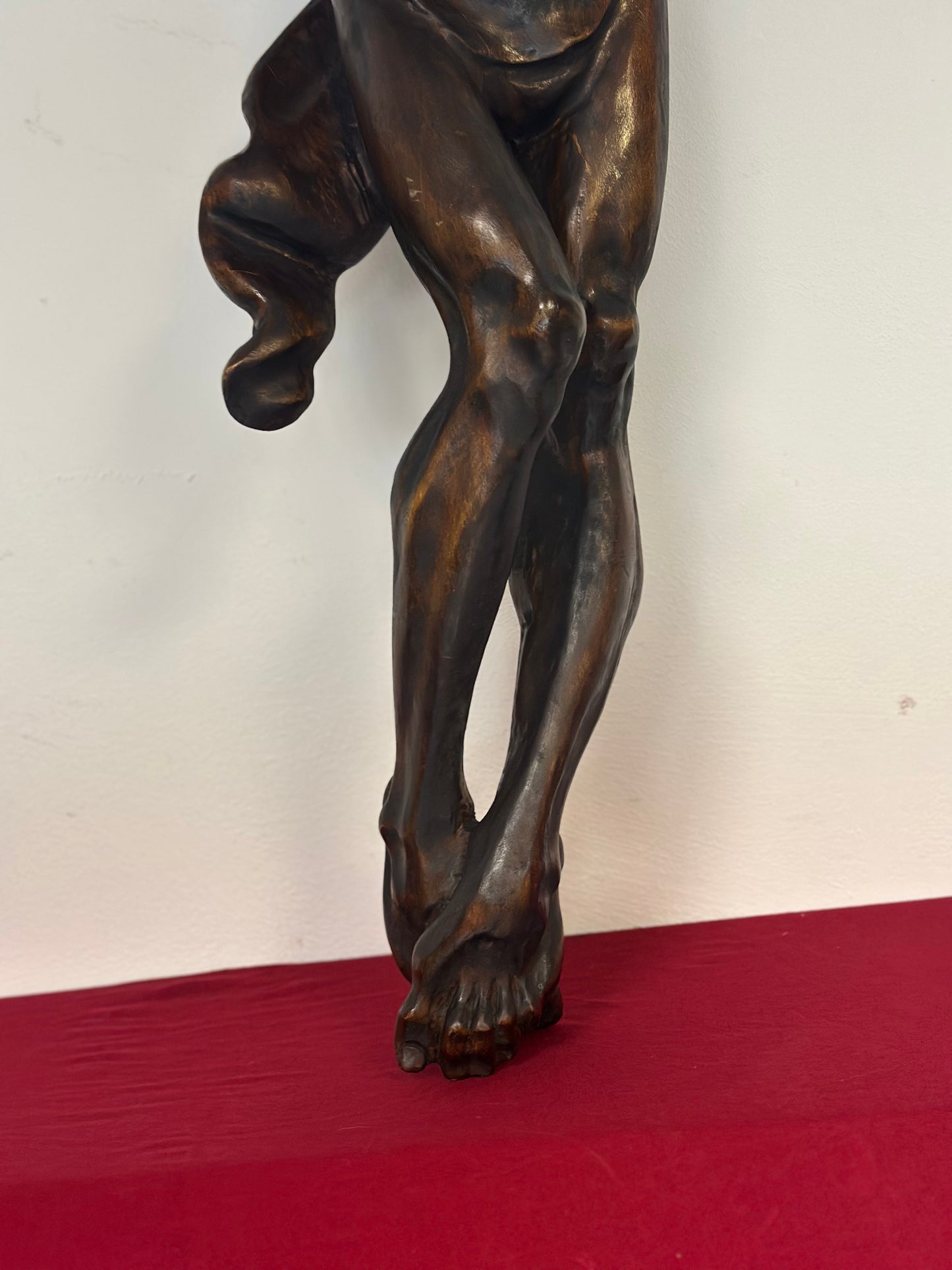 Scultura in legno intagliato essenza legno di tiglio raffigurante il Cristo crocifisso . Milano prima metà dell'800.