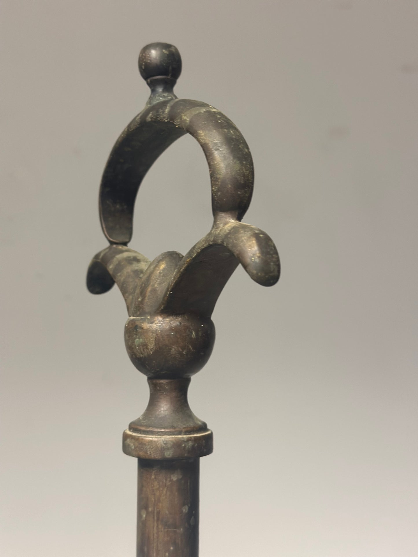 Lucerna fiorentina da terra in bronzo  H 180 cm.  Inizio XIX secolo