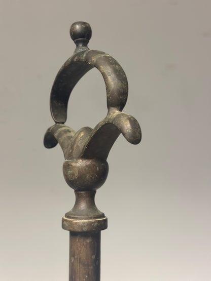 Lucerna fiorentina da terra in bronzo  H 180 cm.  Inizio XIX secolo