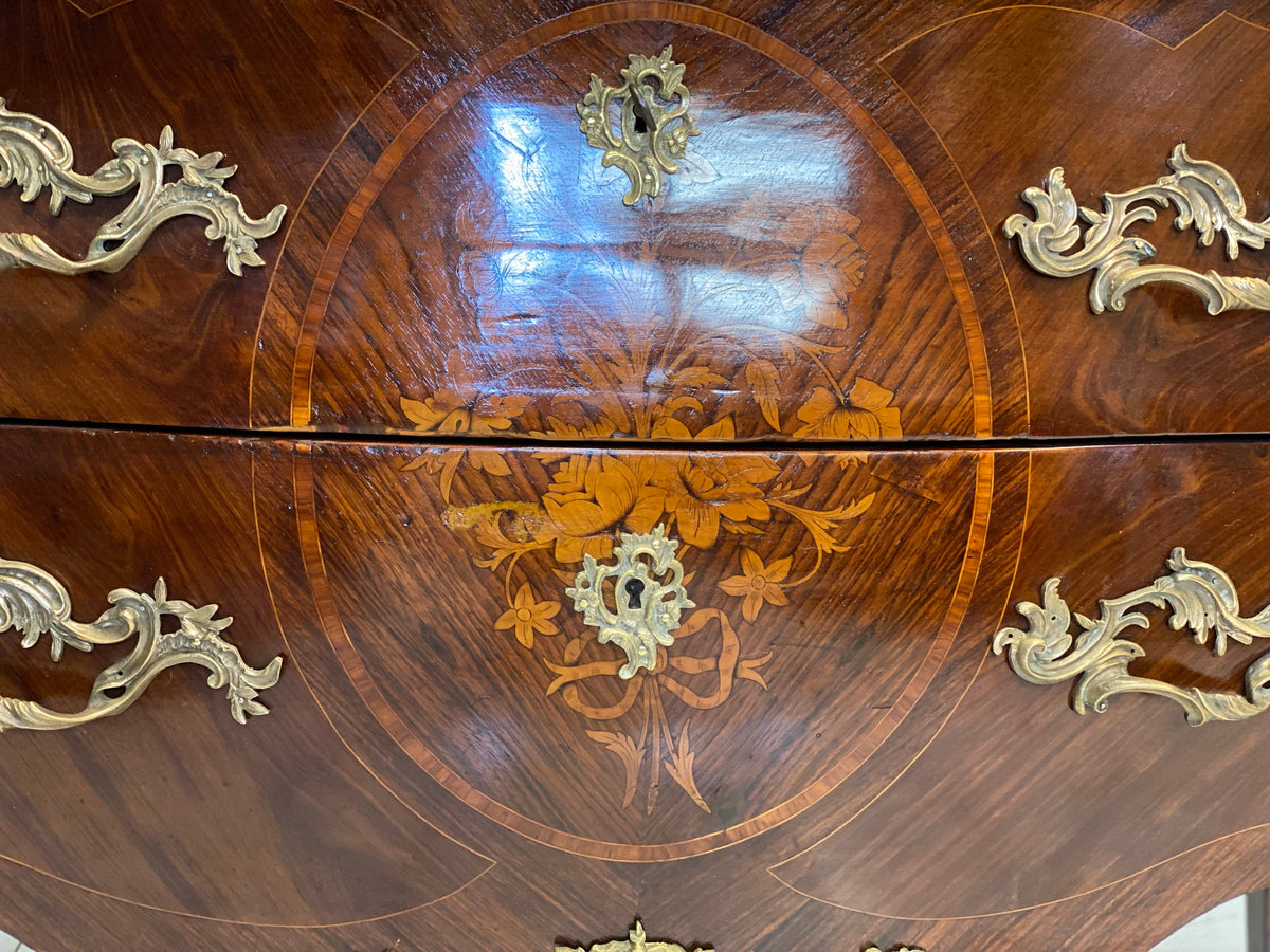 Cassettone
bombato fronte e fianchi Napoleone III   800 restauro eseguito