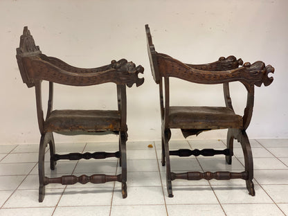 Coppia di poltrone Savonarole in noce scolpite. XVII secolo