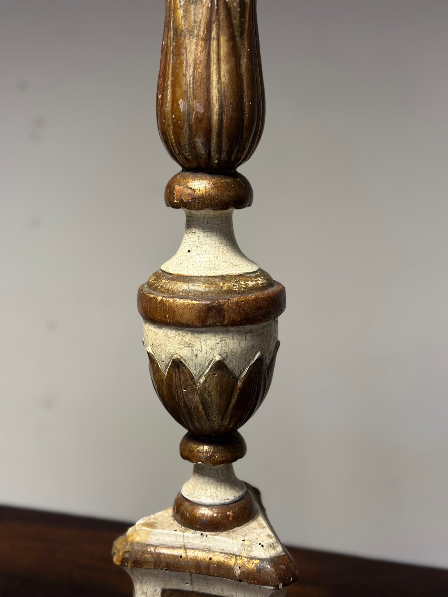Coppia di candelieri laccati e dorati . Marche fine 600  . H 80 cm