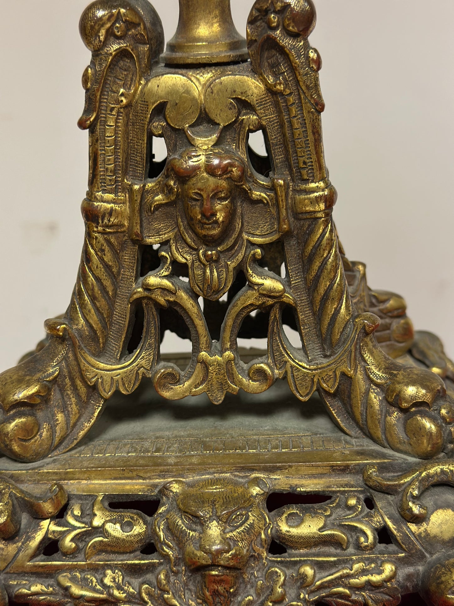 Coppia di candelieri in bronzo dorato . XIX secolo.