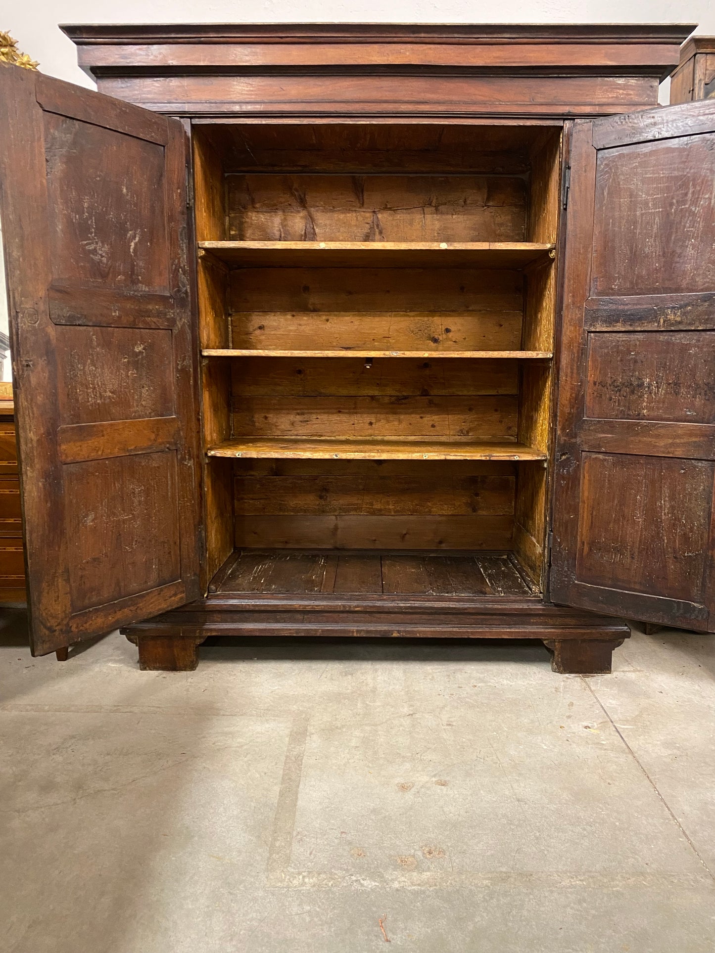 Armadio lombardo in noce con porte laterali .Cremona primi 700
