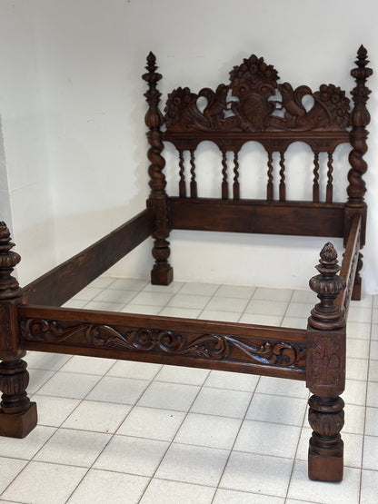 Letto scolpito in noce . Lombardia XVII secolo