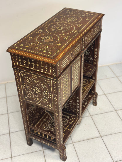 Credenza intarsiata alla maniera di Adriano Brambilla . Milano fine XIX secolo