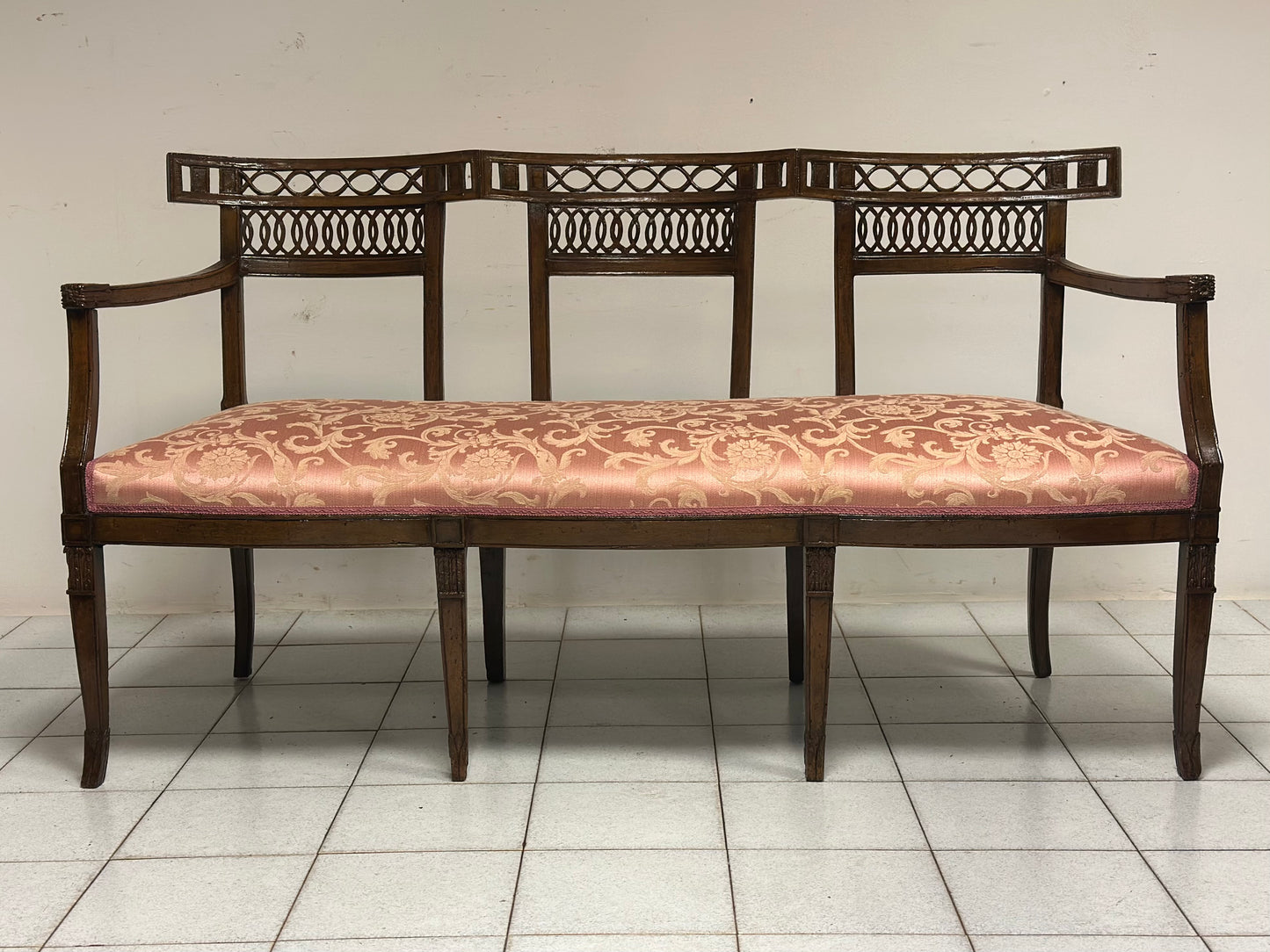 Divano Luigi XVI in noce.  Venezia fine 700