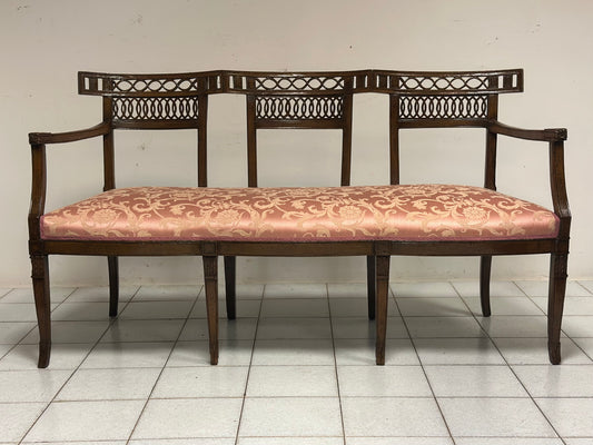 Divano Luigi XVI in noce.  Venezia fine 700