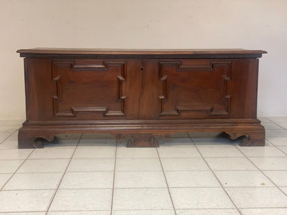 Walnut chest. Reggio Emilia 17th century