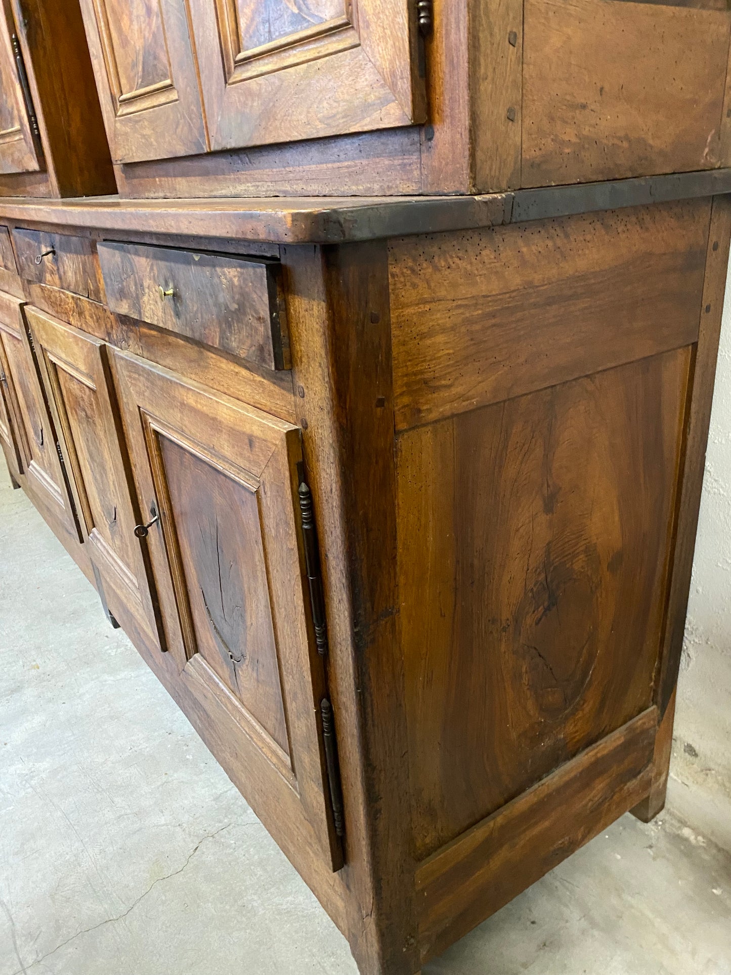 Credenza libreria con alzata noce . Fine XVIII secolo