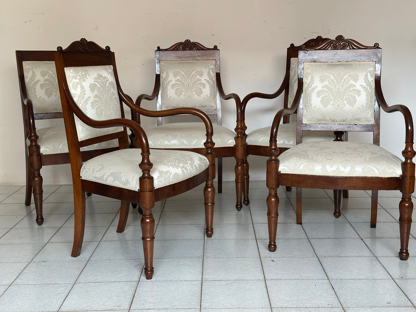 Gruppo di cinque poltrone lombarde Carlo X in noce. Prima metà XIX secolo. Restaurate