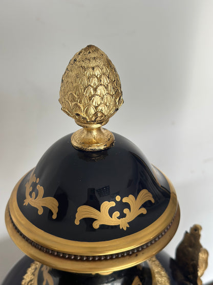 Vaso in porcellana e bronzo dorato.  Parigi epoca 800. H 72 cm