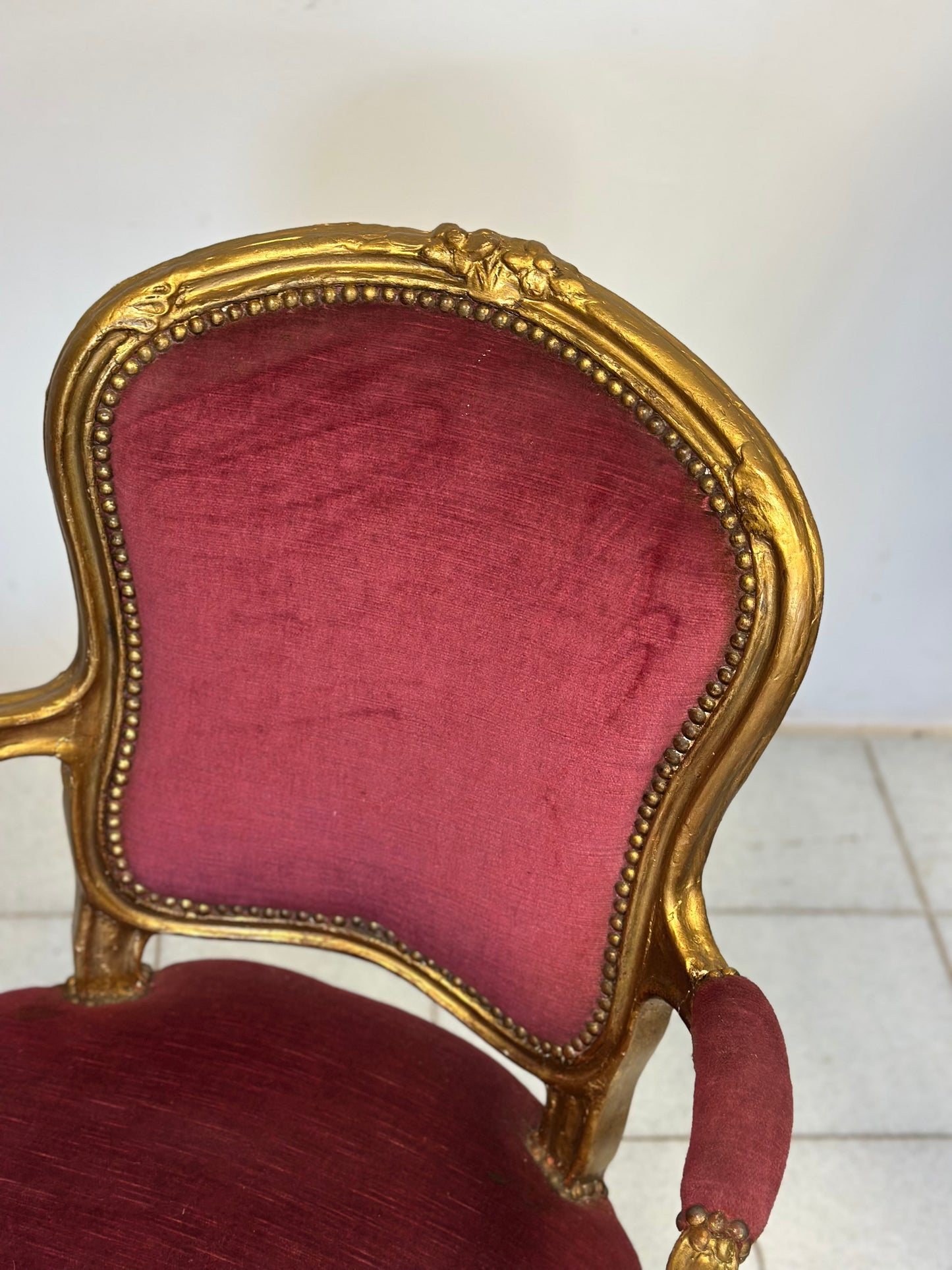 Coppia di poltrone in legno intagliato e  dorato.   Lombardia XIX secolo