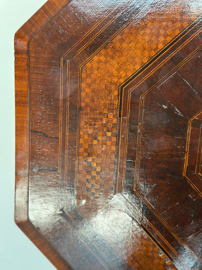 Tavolino ottagonale a vela . Milano prima metà 800.  Restaurato