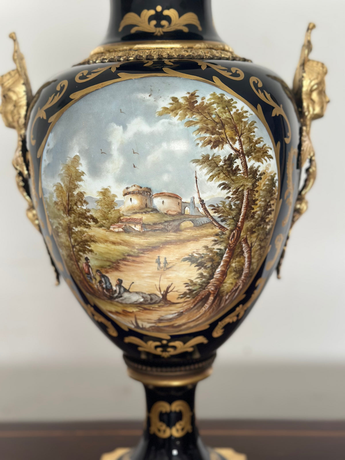 Vaso in porcellana e bronzo dorato.  Parigi epoca 800. H 72 cm