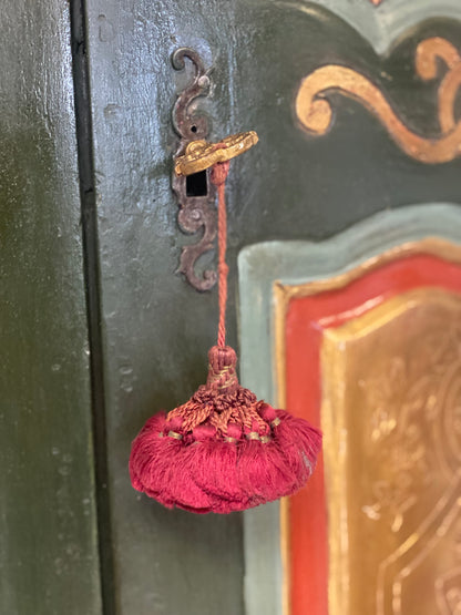 Angoliera Luigi XV bombata in legno laccato e dorato . Inizio XVIII secolo