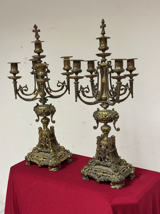 Coppia di candelieri in bronzo dorato . XIX secolo.
