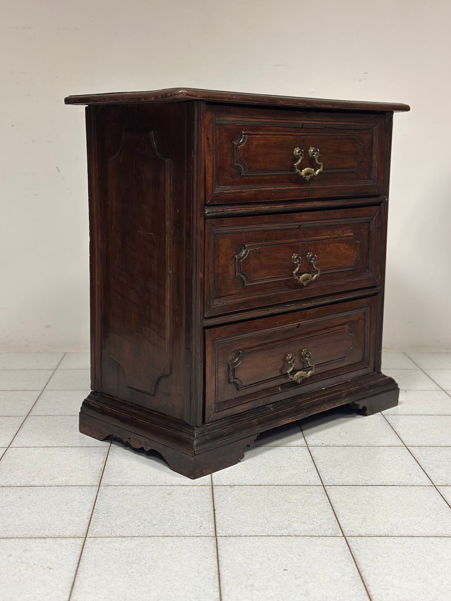 Buffettone a tre cassetti.  Emilia XVII secolo