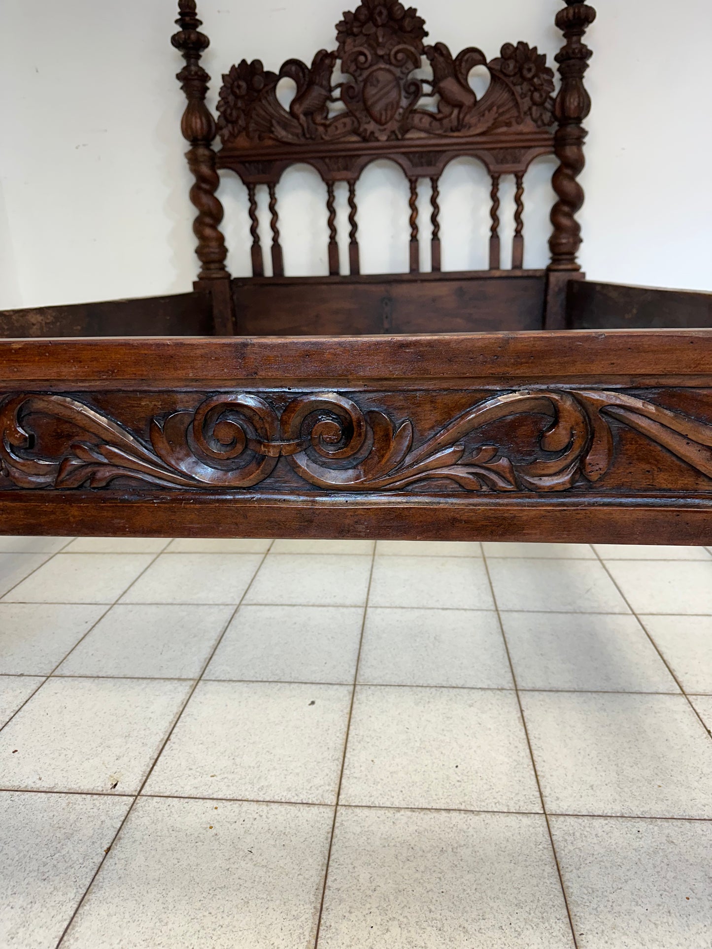 Letto scolpito in noce . Lombardia XVII secolo