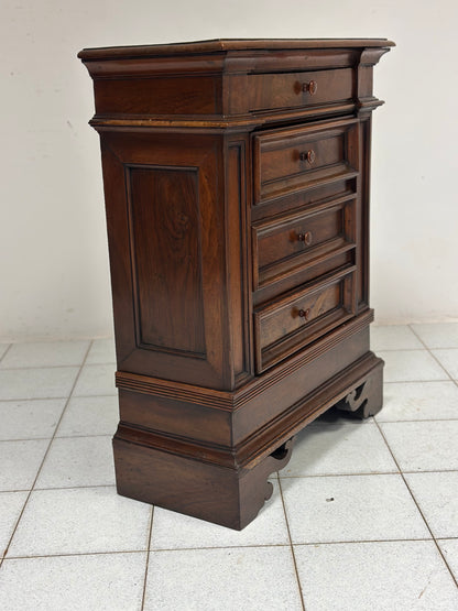 Cassettone Luigi XIV in noce. Toscana fine 600